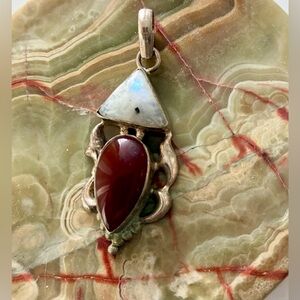 925 Silver Pendant w a beautiful Moonstone and Carnelian piece New 💗